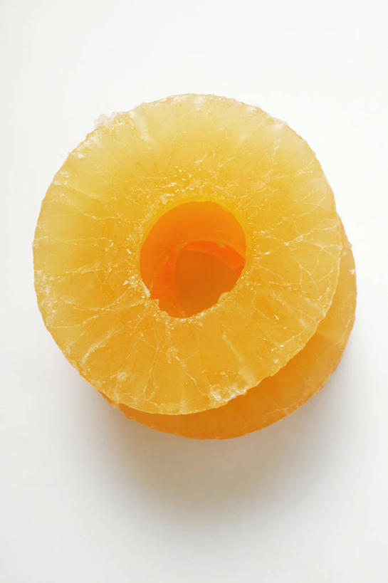 无人,竖图,俯视,室内,特写,白天,白色背景,桌面,桌子,两片,阴影,反射,木制,影子,食品,食物,腌制,木制品,甜食,摄影,蜜饯,影棚,果脯,彩图,高角度拍摄,影棚拍摄,拍摄,菠萝干,菠萝片,菠萝圈,凤梨干