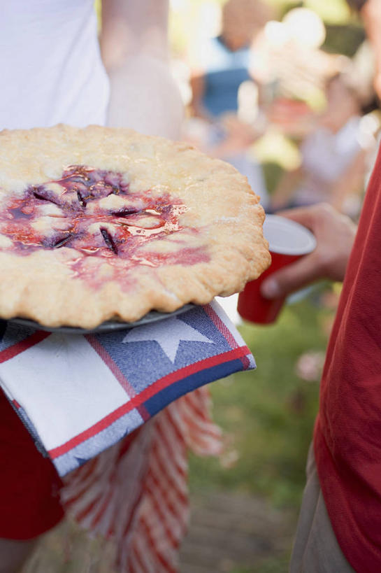 面食,西方人,一个人,站,捧,竖图,俯视,室外,特写,白天,烹饪,西餐,草地,草坪,植物,浆果,蓝莓,水果,欧洲,欧洲人,仅一个年轻女性,仅一个女性,仅一个人,服装,朦胧,模糊,新鲜,生食,料理,食品,面点,果实,休闲装,菜肴,美食,草,食物,衣服,绿色,餐巾,站着,休闲,休闲服,西式,服饰,佳肴,有机食品,绿色食品,派,蓝莓派,保洁方巾,口布,年轻女性,女人,女性,白种人,山都柿,蓝浆果,蓝靛果,端,端着,捧着,手捧,站立,半身,彩图,高角度拍摄