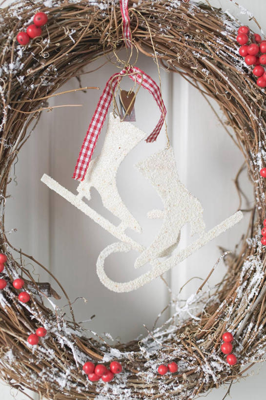 无人,竖图,室内,特写,白天,白色背景,正面,门,圣诞节,吊挂,悬挂,阴影,节日,庆祝,装饰,反射,花环,影子,挂,文化,门框,庆典,摄影,影棚,纪念,华丽,修饰,圣诞花环,点缀,衬托,美观,雅致,雅观,圣诞圈,彩图,影棚拍摄,拍摄