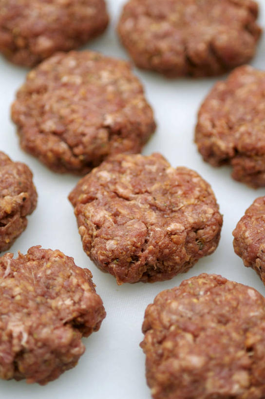 无人,竖图,俯视,室内,特写,白天,白色背景,桌面,桌子,许多,阴影,朦胧,模糊,反射,木制,影子,肉,汉堡包,肉饼,肉类,木制品,摄影,影棚,肉食,彩图,高角度拍摄,影棚拍摄,拍摄,汉堡饼,汉堡肉饼