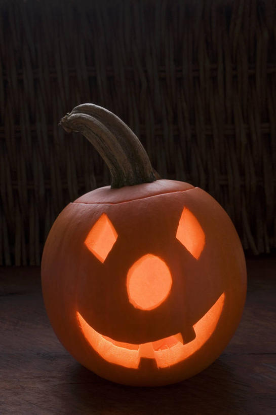 脸,头,脸颊,无人,竖图,室内,特写,白天,正面,桌面,桌子,南瓜,蔬菜,照明,阴影,黑色背景,节日,庆祝,新鲜,装饰,反射,木制,影子,灯光,金瓜,食品,文化,镂空,番瓜,灯,食物,木制品,灯具,庆典,南瓜灯,万圣节,摄影,有机食品,绿色食品,影棚,纪念,华丽,修饰,麦瓜,倭瓜,照亮,点缀,照明设备,衬托,美观,雅致,雅观,镂刻,头部,脸部,脸蛋,面部,彩图,影棚拍摄,拍摄