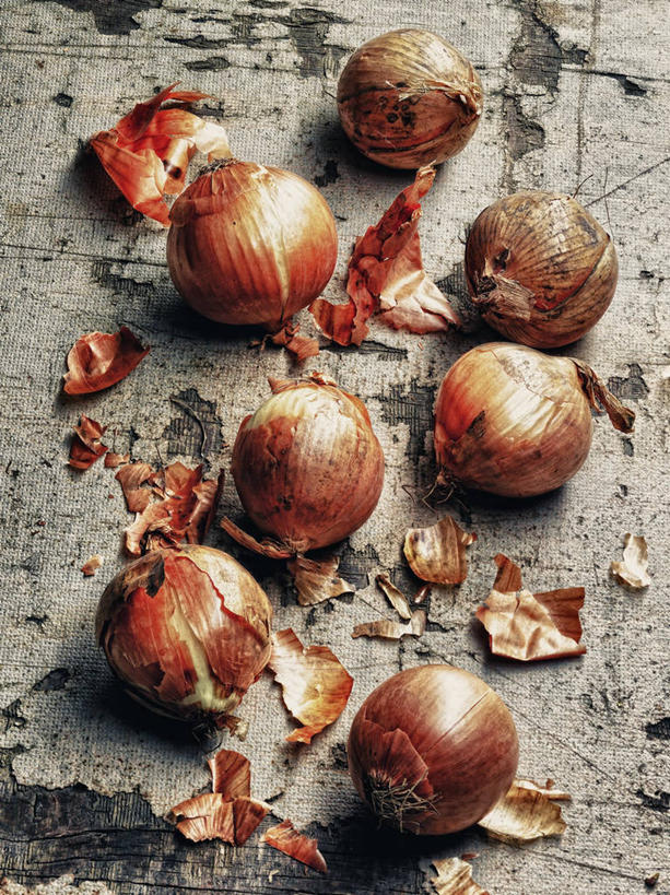 无人,竖图,俯视,室内,特写,白天,桌面,桌子,蔬菜,洋葱,许多,阴影,新鲜,反射,木制,影子,食品,食物,木制品,剥开,摄影,有机食品,绿色食品,影棚,玉葱,圆葱,洋葱头,球葱,葱头,彩图,高角度拍摄,影棚拍摄,拍摄,红洋葱