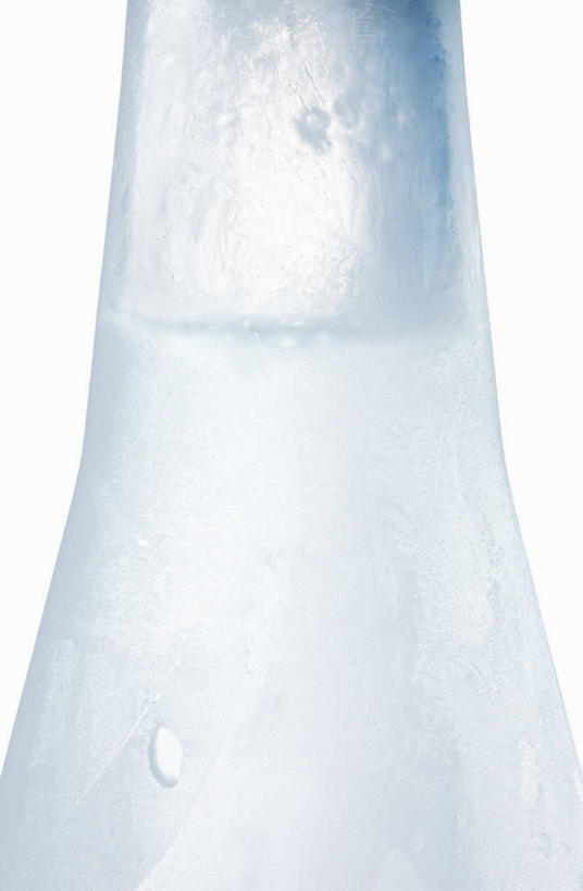 无人,竖图,室内,特写,白天,白色背景,正面,阴影,反射,影子,酒类,玻璃制品,酒,酒瓶,饮料,玻璃瓶,瓶子,摄影,影棚,一瓶,利口酒,蒸馏酒,餐后甜酒,茴香酒,茴香利口酒,彩图,影棚拍摄,拍摄