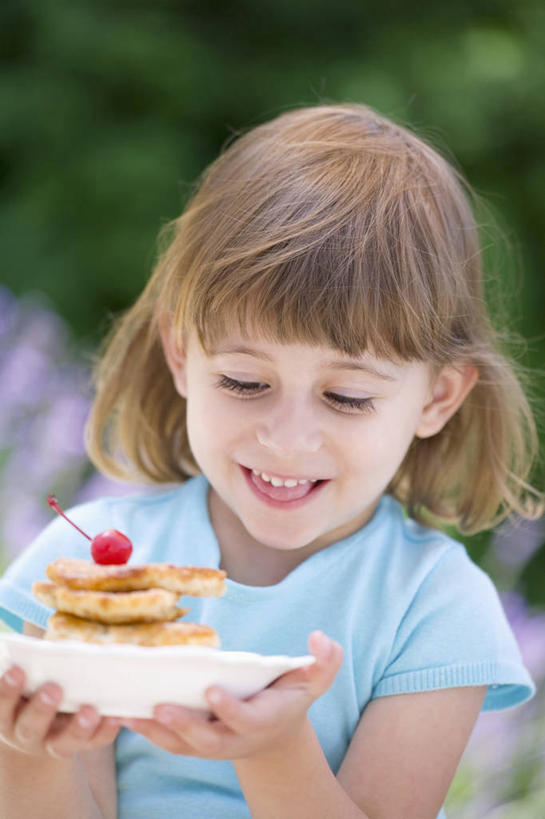 点心,煎饼,西方人,站,闭眼,捧,笑,微笑,露齿笑,竖图,室外,白天,正面,植物,苹果,餐具,水果,欧洲,欧洲人,服装,朦胧,模糊,新鲜,碟子,盘,生食,食品,果实,休闲装,文化,小吃,树,树木,食物,糕点,衣服,绿色,自然,盘子,碟,甜食,站着,休闲,休闲服,服饰,有机食品,绿色食品,生长,成长,薄煎饼,俄式薄煎饼,白种人,闭眼睛,闭着眼,闭着眼睛,端,端着,捧着,手捧,站立,半身,彩图