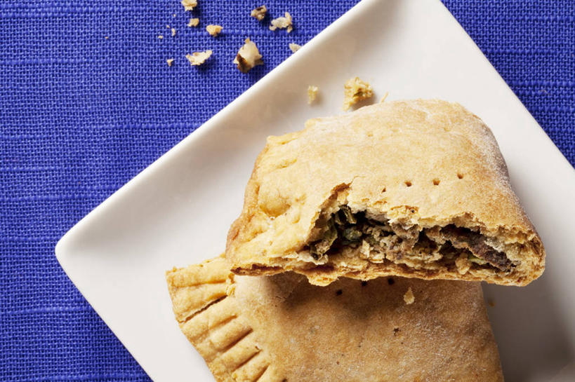 点心,煎饼,横图,室内,特写,白天,正面,餐具,阴影,蓝色背景,反射,碟子,盘,影子,肉,牛肉,食品,文化,小吃,肉类,食物,糕点,盘子,碟,甜食,摄影,影棚,肉食,薄煎饼,俄式薄煎饼,半身,彩图,影棚拍摄,拍摄