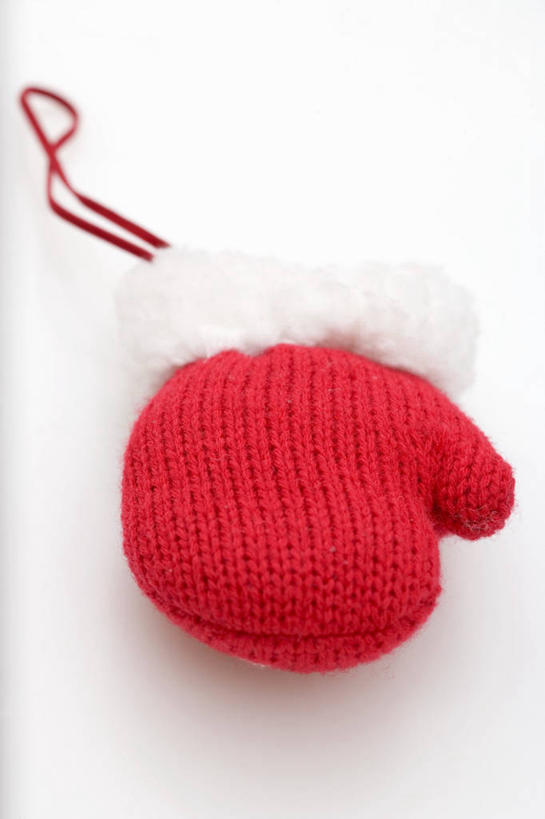 无人,竖图,俯视,室内,特写,白天,白色背景,餐桌,桌子,静物,阴影,装饰,反射,影子,一个,红色,手套,温暖,摄影,影棚,单个,餐台,保暖,华丽,点缀,御寒,衬托,美观,雅致,雅观,彩图,高角度拍摄,影棚拍摄,拍摄