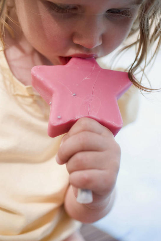 西方人,儿童,一个人,站,闭眼,吃,竖图,室内,白天,正面,纯洁,欧洲,欧洲人,仅一个女性,仅一个人,握,服装,朦胧,模糊,星星,冰激凌,清凉,拿,拿着,休闲装,小孩,衣服,粉色,冷饮,站着,仅一个小孩,休闲,舒服,星形,休闲服,冰淇淋,可爱,童年,童趣,握着,服饰,解暑,解渴,雪糕,五角形,童真,烂漫,无邪,舒爽,冰糕,消暑,天真,女孩,女人,女性,白种人,孩子,五角星,闭眼睛,闭着眼,闭着眼睛,嚼,食,站立,半身,彩图,女生