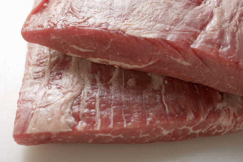 无人,横图,俯视,室内,特写,白天,白色背景,烹饪,西餐,餐桌,桌子,两块,阴影,朦胧,模糊,反射,影子,肉,牛排,牛肉,料理,食品,菜肴,美食,肉类,食物,西式,摄影,佳肴,影棚,餐台,肉食,菲力牛排,牛里脊肉,彩图,高角度拍摄,影棚拍摄,拍摄