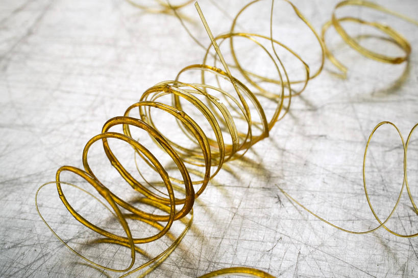 无人,横图,俯视,室内,特写,白天,桌面,桌子,阴影,朦胧,模糊,曲折,弯曲,反射,纹路,木制,纹理,影子,调料,糖,调味品,调味料,木制品,蜿蜒,焦糖,肌理,彩图,高角度拍摄