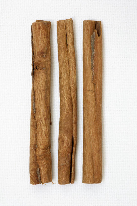 无人,竖图,俯视,室内,特写,白天,白色背景,餐桌,桌子,一排,阴影,朦胧,模糊,整齐,反射,影子,调味,香料,佐料,肉桂,排列,三个,摄影,影棚,餐台,配料,队列,桂皮,作料,官桂,牡桂,筒桂,香桂,玉桂,彩图,高角度拍摄,影棚拍摄,拍摄