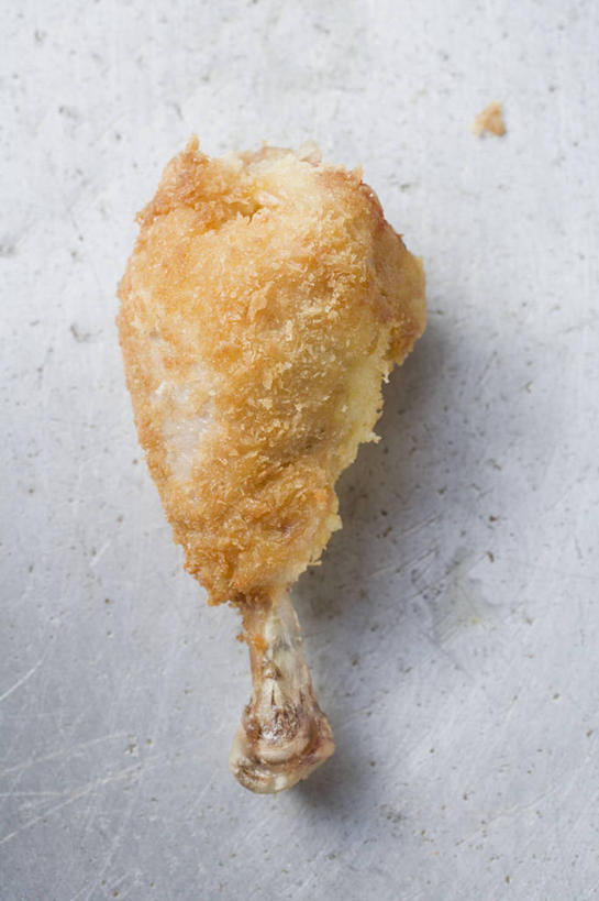 无人,竖图,俯视,室内,特写,白天,烹饪,餐桌,桌子,阴影,灰色背景,反射,影子,鸡肉,肉,油炸,料理,食品,鸡腿,菜肴,美食,肉类,炸鸡腿,食物,一个,摄影,佳肴,影棚,单个,餐台,鸡腿肉,肉食,彩图,高角度拍摄,影棚拍摄,拍摄