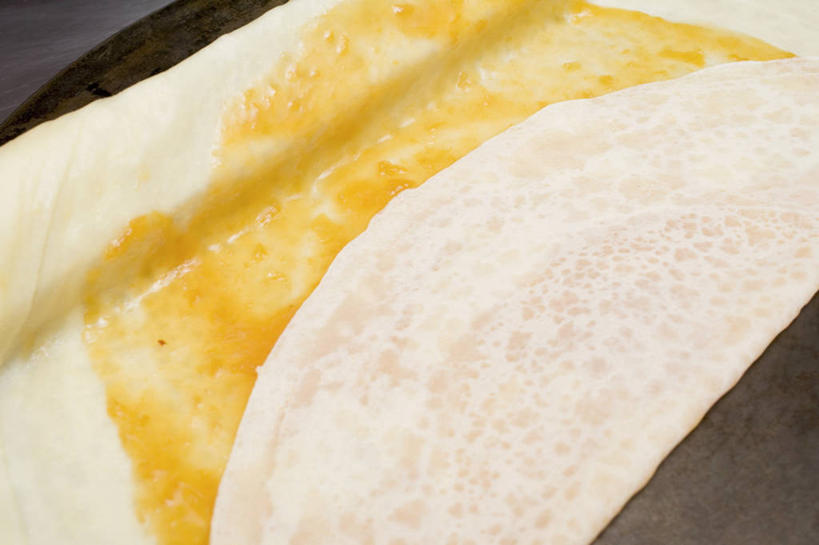 点心,煎饼,无人,横图,俯视,室内,特写,白天,阴影,反射,烤盘,影子,食品,文化,小吃,食物,糕点,果酱,甜食,薄煎饼,果子酱,彩图,高角度拍摄,班戟,薄烤饼