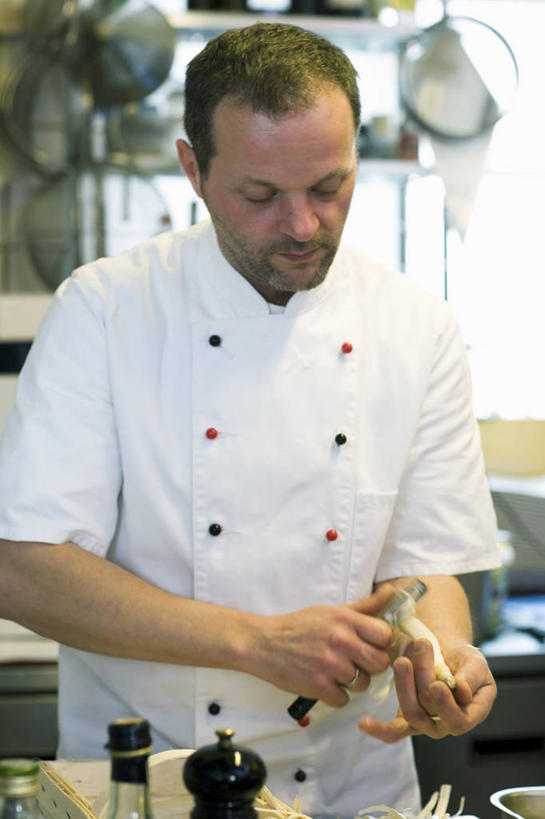 西方人,一个人,厨师,站,竖图,室内,白天,正面,工作服,制服,烹饪,厨房,芦笋,蔬菜,厨具,金属制品,欧洲,欧洲人,仅一个男性,仅一个人,仅一个中年男性,握,新鲜,金属,工具,锅子,食品,刀具,拿,拿着,注视,锅,食物,刀,低头,观察,看,站着,握着,有机食品,绿色食品,锅具,观看,察看,关注,削皮器,烹饪用具,工作制服,去皮,男人,男性,中年男性,白种人,厨师长,厨子,大厨,主厨,烹调用具,猪尾巴,药鸡豆子,石刁柏,蚂蚁杆,龙须菜,狼尾巴根,烹调,站立,半身,彩图,工作套服,灶间