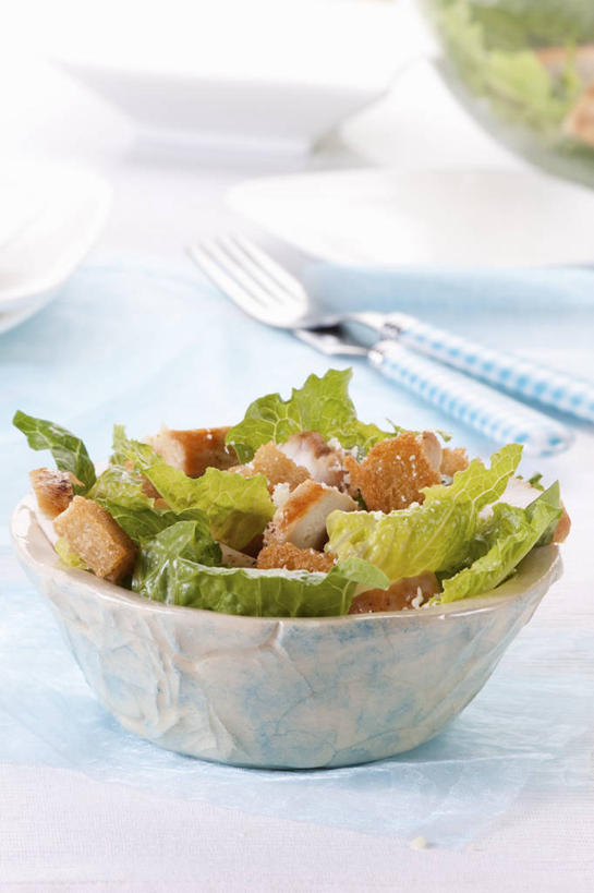 点心,面包,无人,竖图,俯视,室内,特写,白天,白色背景,餐桌,桌子,蔬菜,阴影,新鲜,反射,影子,勺子,陶瓷,生菜,莴苣,生食,蔬菜沙拉,沙拉,食品,面点,陶瓷制品,色拉,沙律,食物,糕点,餐巾,容器,调羹,汤匙,碗,摄影,有机食品,绿色食品,影棚,餐台,色拉酱,储藏,面包屑,储存,千岛酱,春菜,鹅仔菜,莴仔菜,千金菜,叶用莴苣,保洁方巾,口布,彩图,高角度拍摄,影棚拍摄,拍摄,罗马生菜,贮存