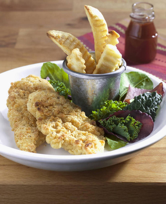 无人,竖图,俯视,室内,特写,白天,烹饪,西餐,桌面,桌子,金属制品,阴影,反射,金属,木制,罐子,影子,陶瓷,调料,鸡肉,酱料,酱汁,茄汁,肉,佐料,料理,食品,陶瓷制品,调味品,调味料,番茄酱,薯条,酱,菜肴,美食,肉类,玻璃制品,食物,玻璃瓶,木制品,瓶子,容器,碗,快餐,西式,佳肴,储藏,储存,鸡排,肉食,西式快餐,垃圾食品,彩图,高角度拍摄,贮存