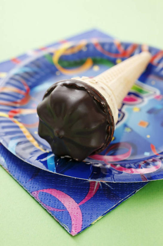 无人,竖图,俯视,室内,特写,白天,餐桌,桌子,餐具,绿色背景,阴影,反射,碟子,盘,影子,食品,糖,糖果,甜点,甜品,棉花糖,食物,盘子,餐巾,碟,甜食,巧克力,摄影,影棚,餐台,朱古力,保洁方巾,口布,彩图,高角度拍摄,影棚拍摄,拍摄