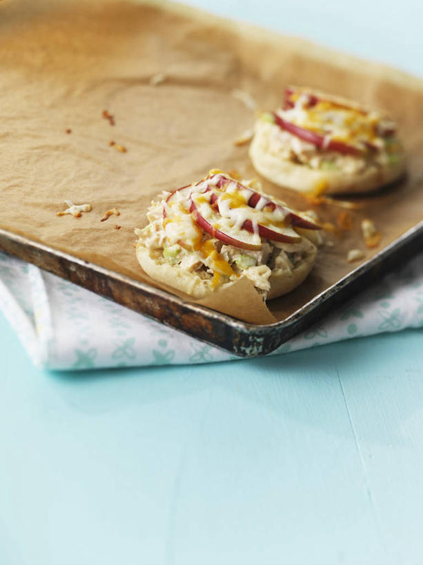 无人,竖图,俯视,室内,特写,白天,烹饪,西餐,餐桌,桌子,苹果,水果,阴影,蓝色背景,新鲜,反射,纺织物,影子,生食,料理,食品,披萨,匹萨,果实,案板,鲔鱼,金枪鱼,菜肴,美食,砧板,食物,毛巾,快餐,清洁,西式,四块,摄影,佳肴,有机食品,绿色食品,影棚,餐台,保暖,吞拿鱼,比萨,透气,西式快餐,垃圾食品,防水,意大利薄饼,储水,耐磨,吸水,彩图,高角度拍摄,影棚拍摄,拍摄,迷你披萨