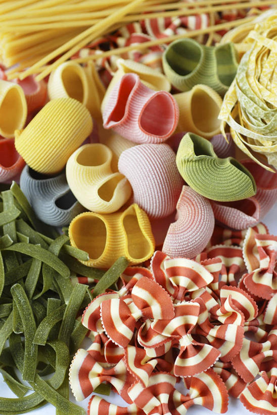 面食,面条,意大利面,无人,竖图,俯视,彩色,室内,特写,白天,西餐,一堆,许多,阴影,堆叠,堆积,反射,影子,面,料理,食品,食物,西式,堆,五颜六色,色彩斑斓,蝴蝶面,贝壳面,五彩缤纷,五彩斑斓,五光十色,彩图,高角度拍摄