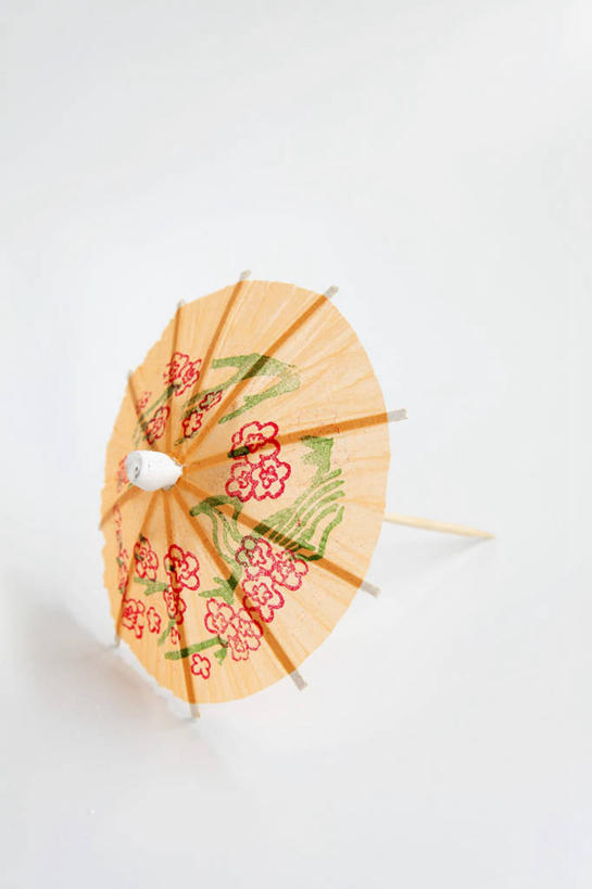 无人,竖图,俯视,室内,特写,白天,白色背景,桌面,桌子,静物,阴影,装饰,反射,木制,伞,影子,纸伞,一个,木制品,摄影,影棚,单个,华丽,修饰,点缀,小伞,衬托,美观,雅致,雅观,鸡尾酒伞,酒杯伞,伞签,彩图,高角度拍摄,影棚拍摄,拍摄