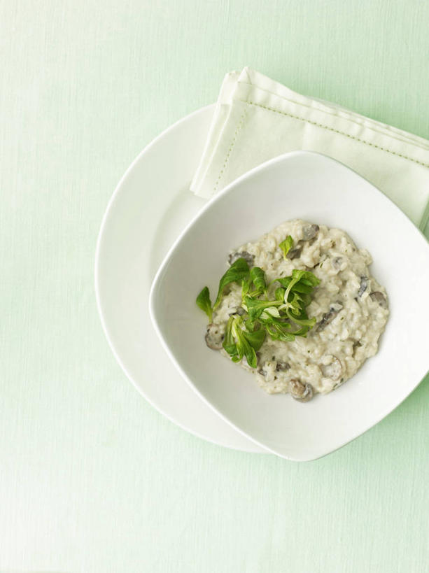 米饭,无人,竖图,俯视,室内,特写,白天,烹饪,西餐,植物,桌面,桌子,蔬菜,餐具,叶子,绿色背景,阴影,新鲜,反射,木制,碟子,盘,纹理,影子,菌菇,蘑菇,料理,食品,绿叶,饭,菌类,烩饭,菜肴,美食,食物,绿色,盘子,餐巾,木制品,碟,嫩叶,食用菌,西式,摄影,佳肴,有机食品,绿色食品,影棚,五谷,意大利调味饭,肌理,意大利炖饭,保洁方巾,口布,叶,叶片,叶脉,彩图,高角度拍摄,影棚拍摄,拍摄,意大利烩饭