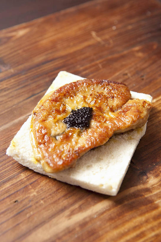 点心,面包,内脏,肝脏,无人,竖图,俯视,室内,特写,白天,烹饪,西餐,桌面,桌子,阴影,反射,木制,影子,鱼卵,料理,食品,面点,鱼籽,菜肴,美食,食物,糕点,木制品,西式,佳肴,白面包,鹅肝,肝,彩图,高角度拍摄,鹅肥肝,法国菜