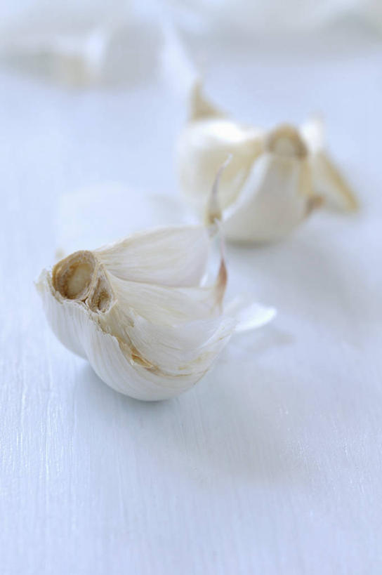 无人,竖图,俯视,室内,特写,白天,桌面,桌子,蔬菜,蒜,阴影,朦胧,模糊,新鲜,反射,木制,影子,食品,蒜头,食物,白色,木制品,有机食品,绿色食品,胡蒜,大蒜,彩图,高角度拍摄