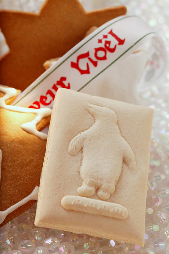 点心,无人,竖图,俯视,室内,特写,白天,桌面,桌子,圣诞节,阴影,节日,庆祝,反射,木制,英文,标志,文字,影子,字符,字母,食品,甜点,文化,标识,食物,糕点,木制品,饼干,甜食,零食,庆典,纪念,英文字母,姜饼,德式姜饼,彩图,高角度拍摄