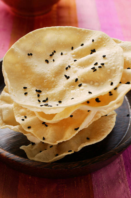 点心,面包,无人,竖图,俯视,室内,特写,白天,桌面,桌子,阴影,反射,木制,影子,芝麻,食品,面点,食物,糕点,黑色,木制品,脂麻,胡麻,白麻,巨胜子,油麻,彩图,高角度拍摄