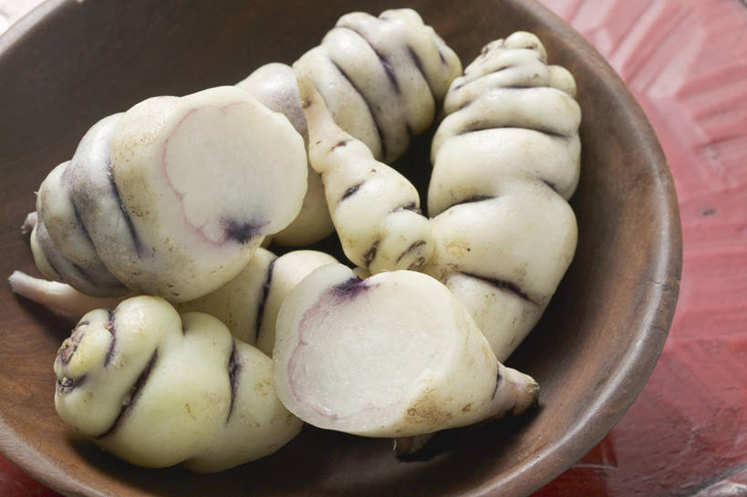 无人,横图,俯视,室内,特写,白天,桌面,桌子,蔬菜,切开,阴影,新鲜,反射,木制,影子,陶瓷,食品,陶瓷制品,食物,一个,木制品,容器,碗,切,有机食品,绿色食品,单个,储藏,储存,剖面,切面,酸模,野菠菜,皱叶羊蹄,体贴,山菠菜,山大黄,彩图,高角度拍摄,贮存