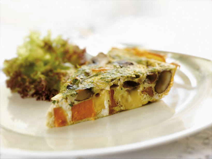 点心,奶酪,无人,横图,俯视,室内,特写,白天,白色背景,桌面,桌子,红薯,蔬菜,餐具,阴影,朦胧,模糊,新鲜,反射,木制,碟子,盘,影子,山药,干酪,起司,料理,食品,面点,芝士,营养,美食,食物,一个,盘子,木制品,碟,中式,乳酪,摄影,有机食品,绿色食品,影棚,单个,乳制品,发酵,蛋饼,薯蓣,怀山药,淮山药,玉延,山薯,高达奶酪,豪达奶酪,山芋,甘薯,番薯,地瓜,彩图,高角度拍摄,影棚拍摄,拍摄