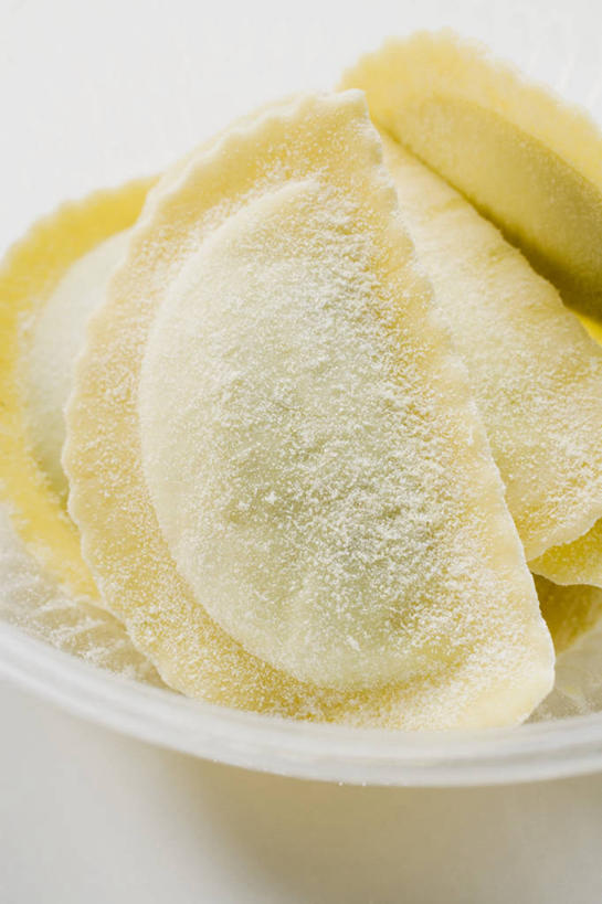 面食,无人,竖图,俯视,室内,特写,白天,白色背景,中餐,桌面,桌子,餐具,阴影,反射,木制,碟子,盘,影子,料理,食品,饺子,面点,小吃,食物,一个,盘子,木制品,碟,中式,摄影,影棚,单个,水饺,彩图,高角度拍摄,影棚拍摄,拍摄