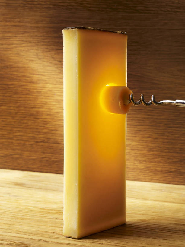 奶酪,无人,竖图,室内,特写,白天,正面,桌面,桌子,一块,阴影,反射,木制,开瓶器,影子,干酪,起司,芝士,营养,开瓶,木制品,乳酪,乳制品,开启,发酵,启瓶器,瓶启,红酒酒启,红酒开瓶器,红酒启瓶器,酒刀,酒开,酒起,葡萄酒开酒器,葡萄酒开瓶器,彩图,酒具