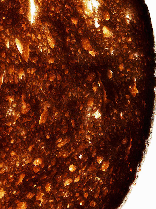 点心,面包,无人,竖图,俯视,室内,特写,白天,桌面,桌子,一片,阴影,反射,木制,影子,食品,面点,食物,糕点,木制品,黑面包,全麦面包,麸皮面包,彩图,高角度拍摄