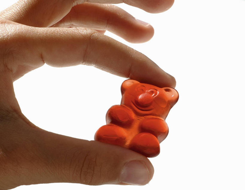 西方人,手,一个人,捏,横图,室内,特写,白天,白色背景,正面,欧洲,欧洲人,仅一个年轻女性,仅一个女性,仅一个人,食品,糖,糖果,甜点,甜品,软糖,捏着,食物,一个,红色,甜食,手部,摄影,影棚,单个,单手,年轻女性,女人,女性,白种人,半身,彩图,影棚拍摄,拍摄