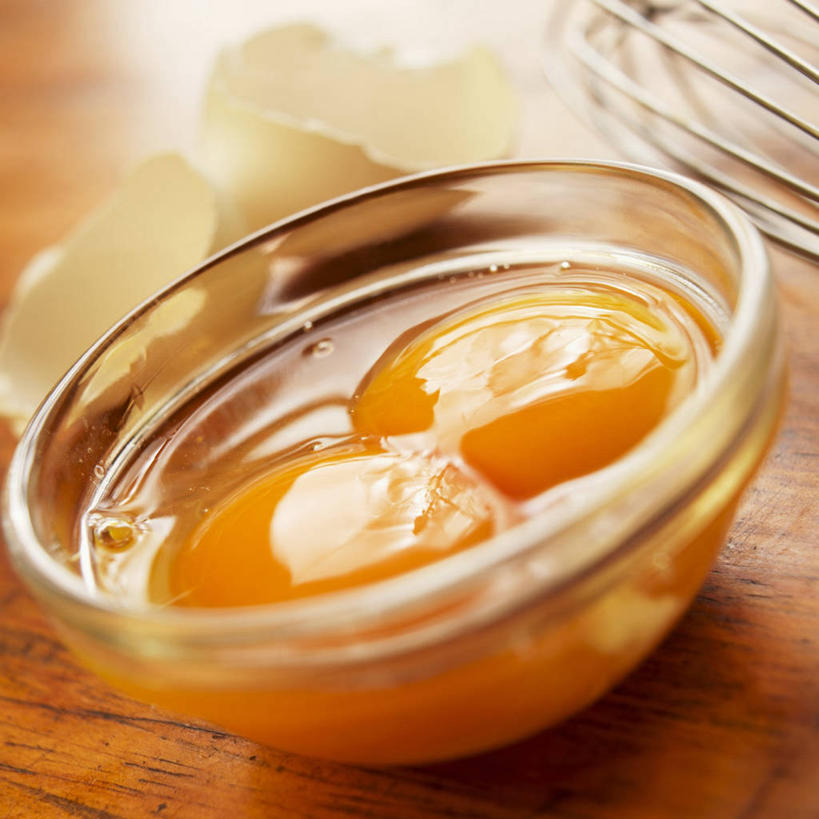 无人,方图,俯视,室内,特写,白天,烹饪,桌面,桌子,厨具,玻璃,金属制品,阴影,朦胧,模糊,反射,金属,木制,影子,蛋,鸡蛋,玻璃制品,一个,木制品,容器,打蛋器,搅拌器,碗,单个,储藏,储存,烹饪用具,卵,手动打蛋器,烹调用具,烹调,彩图,高角度拍摄,贮存