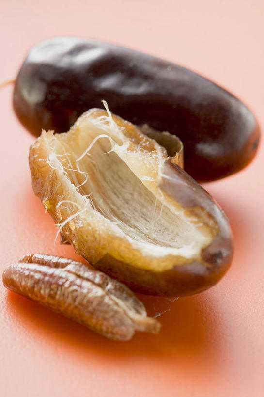 无人,竖图,俯视,室内,特写,白天,餐桌,桌子,水果,切开,橙色背景,阴影,新鲜,反射,影子,生食,食品,果实,食物,紫色,切,摄影,有机食品,绿色食品,影棚,餐台,剖面,枣椰子,切面,波斯枣,番枣,海枣,无漏子,椰枣,伊拉克枣,彩图,高角度拍摄,影棚拍摄,拍摄