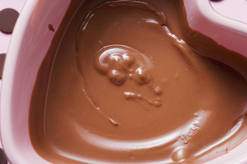 无人,横图,俯视,室内,特写,白天,爱情,餐桌,桌子,阴影,爱心,融化,反射,影子,陶瓷,食品,糖,糖果,甜点,甜品,陶瓷制品,浪漫,火锅,食物,一个,容器,碗,甜食,巧克力,温暖,温馨,心形,恩爱,单个,餐台,储藏,朱古力,和睦,储存,熔化,暖锅,溶化,熔解,消溶,心型,彩图,高角度拍摄,巧克力火锅,融洽,贮存