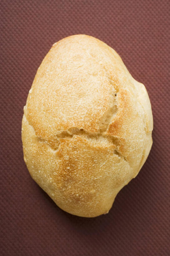 点心,面包,无人,竖图,俯视,室内,特写,白天,餐桌,桌子,阴影,棕色背景,反射,影子,食品,面点,食物,糕点,一个,摄影,影棚,单个,餐台,小圆面包,彩图,高角度拍摄,影棚拍摄,拍摄