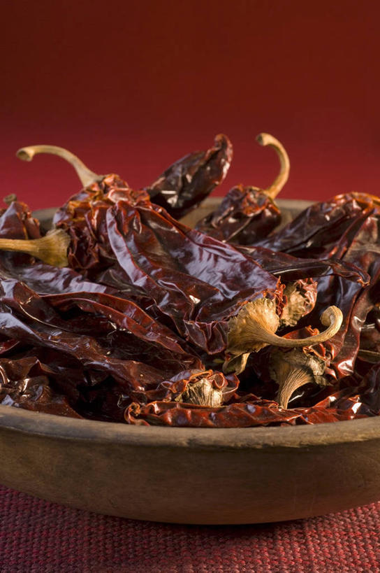 无人,竖图,俯视,室内,特写,白天,餐桌,桌子,辣椒,蔬菜,一堆,许多,阴影,堆叠,堆积,新鲜,反射,影子,陶瓷,食品,陶瓷制品,很多,食物,一个,红色,容器,碗,有机食品,绿色食品,单个,餐台,储藏,堆,储存,干辣椒,脱水,辣角,红海椒,大椒,辣虎,广椒,辣子,红辣椒,海椒,番椒,彩图,高角度拍摄,干海椒,筒筒辣角,贮存