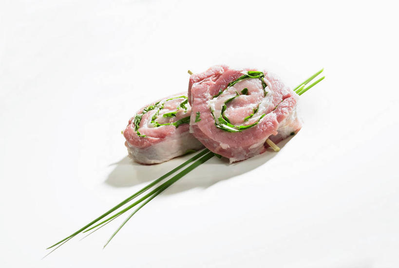 无人,横图,俯视,室内,特写,白天,白色背景,餐桌,桌子,蔬菜,阴影,新鲜,反射,影子,葱,青葱,肉,食品,猪肉,肉类,食物,摄影,有机食品,绿色食品,影棚,餐台,里脊肉,肉食,豚肉,彩图,高角度拍摄,影棚拍摄,拍摄,里脊,猪里脊肉