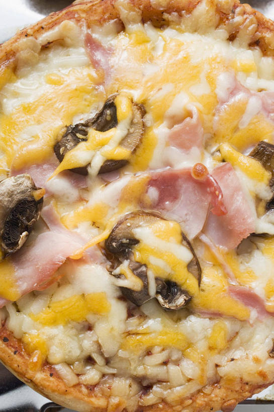 奶酪,无人,竖图,俯视,室内,特写,白天,烹饪,西餐,餐桌,桌子,蔬菜,阴影,朦胧,模糊,新鲜,反射,影子,菌菇,蘑菇,肉,干酪,起司,料理,食品,披萨,匹萨,芝士,营养,菌类,火腿,猪肉,菜肴,美食,肉类,食物,腌制,一个,快餐,乳酪,食用菌,西式,佳肴,有机食品,绿色食品,单个,餐台,乳制品,比萨,发酵,肉食,西式快餐,垃圾食品,意大利薄饼,豚肉,熏制,火肉,兰熏,猪腿,彩图,高角度拍摄,迷你披萨