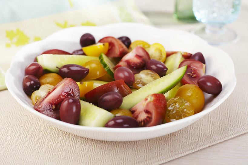 无人,横图,俯视,室内,特写,白天,餐桌,桌子,橄榄,黄瓜,蔬菜,西红柿,水果,阴影,朦胧,模糊,新鲜,反射,影子,陶瓷,生食,沙拉,食品,果实,陶瓷制品,色拉,沙律,食物,一个,容器,碗,有机食品,绿色食品,单个,餐台,色拉酱,储藏,储存,千岛酱,青果,白榄,青瓜,胡瓜,番茄,彩图,高角度拍摄,蔬果沙拉,贮存