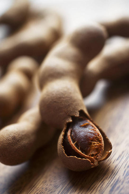 无人,竖图,俯视,室内,特写,白天,餐桌,桌子,水果,许多,阴影,朦胧,模糊,反射,影子,调味,香料,佐料,褐色,果实,草药,很多,餐台,配料,草本,罗望子,作料,酸豆,酸角,彩图,高角度拍摄