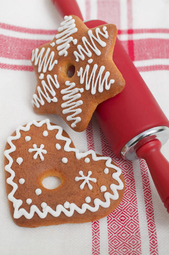 点心,无人,竖图,俯视,室内,特写,白天,爱情,餐桌,桌子,纺织品,圣诞节,两块,阴影,节日,爱心,庆祝,反射,布,擀面杖,影子,星星,食品,甜点,织物,浪漫,文化,抹布,食物,糕点,一个,饼干,甜食,零食,庆典,温暖,温馨,心形,星形,恩爱,单个,餐台,纪念,和睦,五角形,姜饼,德式姜饼,心型,五角星,彩图,高角度拍摄,融洽