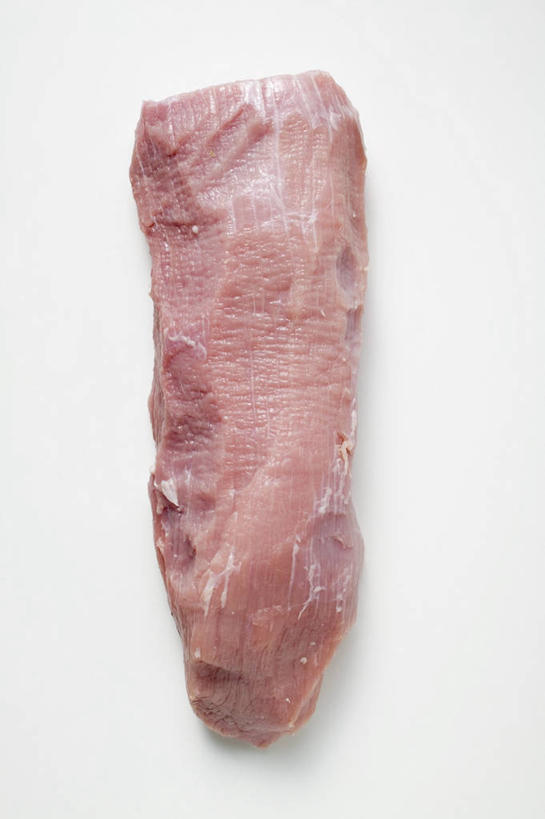 无人,竖图,俯视,室内,特写,白天,白色背景,餐桌,桌子,一块,阴影,反射,影子,肉,猪肉,肉类,粉色,摄影,影棚,餐台,里脊肉,肉食,豚肉,彩图,高角度拍摄,影棚拍摄,拍摄,里脊,猪里脊肉