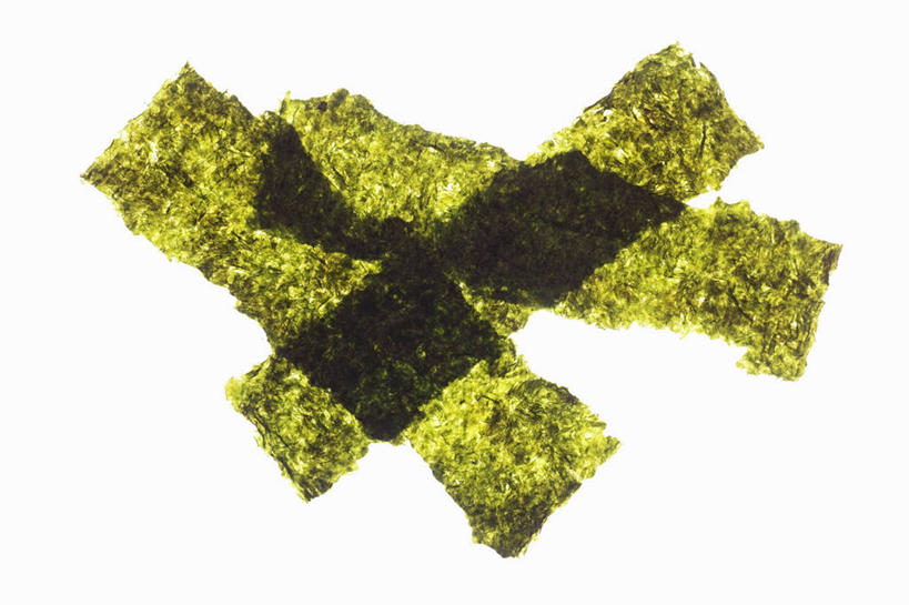 无人,横图,俯视,室内,特写,白天,白色背景,餐桌,桌子,阴影,反射,影子,海苔,紫菜,绿色,摄影,影棚,餐台,彩图,高角度拍摄,影棚拍摄,拍摄,条斑紫菜