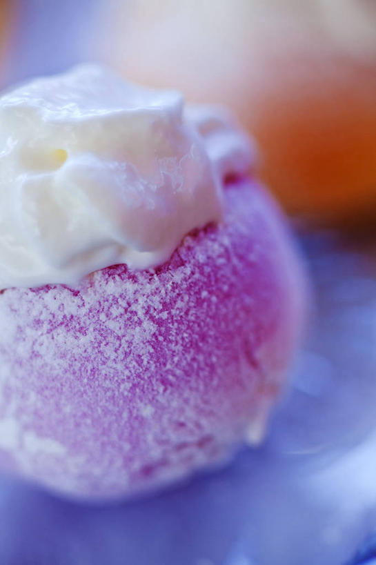 无人,竖图,俯视,室内,特写,白天,烹饪,餐桌,桌子,阴影,节日,朦胧,模糊,反射,影子,日本料理,料理,食品,冰激凌,年糕,清凉,文化,菜肴,美食,食物,日式料理,冷饮,祈祷,日式,舒服,冰淇淋,草莓冰激凌,许愿,佳肴,餐台,纪念,祈求,解暑,祭祀,镜饼,解渴,雪糕,舒爽,冰糕,消暑,平安,彩图,高角度拍摄,传统文化