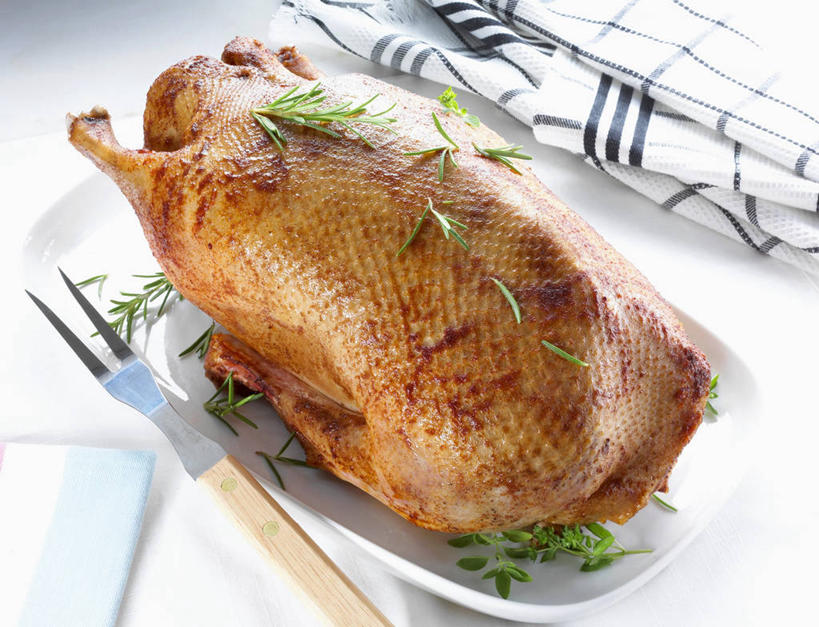 无人,横图,俯视,室内,特写,白天,烹饪,中餐,餐桌,桌子,餐具,叶子,阴影,装饰,反射,叉子,碟子,盘,影子,肉,料理,食品,绿叶,菜肴,美食,肉类,烧鹅,食物,两个,一只,盘子,餐巾,碟,中式,嫩叶,佳肴,餐台,华丽,修饰,点缀,配菜,肉食,餐叉,衬托,美观,雅致,雅观,广东菜,粤菜,保洁方巾,口布,叶,叶片,进餐用具,彩图,高角度拍摄,鹅肉