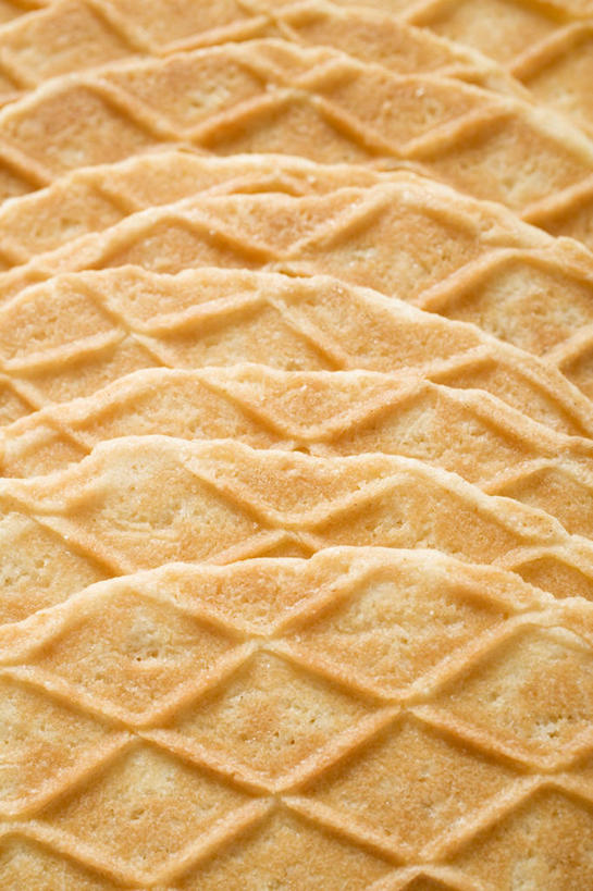 无人,竖图,俯视,室内,特写,白天,餐桌,桌子,一排,许多,阴影,整齐,反射,影子,很多,排列,餐台,队列,华夫饼,窝夫,格子饼,华夫,格仔饼,压花蛋饼,彩图,高角度拍摄