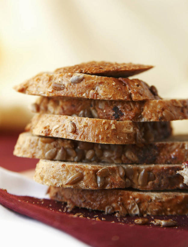 点心,面包,无人,竖图,俯视,室内,特写,白天,餐桌,桌子,一排,切开,阴影,朦胧,模糊,整齐,反射,影子,食品,坚果,面点,小吃,食物,糕点,排列,零食,切,餐台,堆,瓜子,队列,剖面,切面,葵花籽,葵花子,彩图,高角度拍摄